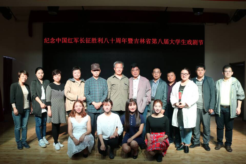 评委和学院相关负责同志与演员合影留念(摄影:马照泽)